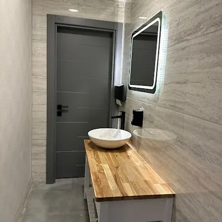 Paddys Apartments, Hisaroenue