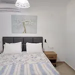 Paddys Apartments, Hisaroenue アパート フェティエ
