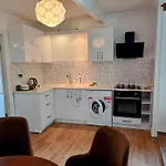 Paddys Apartments, Hisaroenue