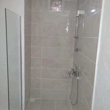 Paddys Apartments, Hisaroenue
